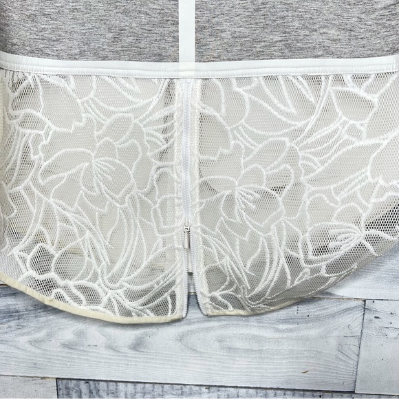 Elie Tahari Sport Cape - Picture 7 of 9